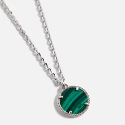 Collier à pendentif amulette