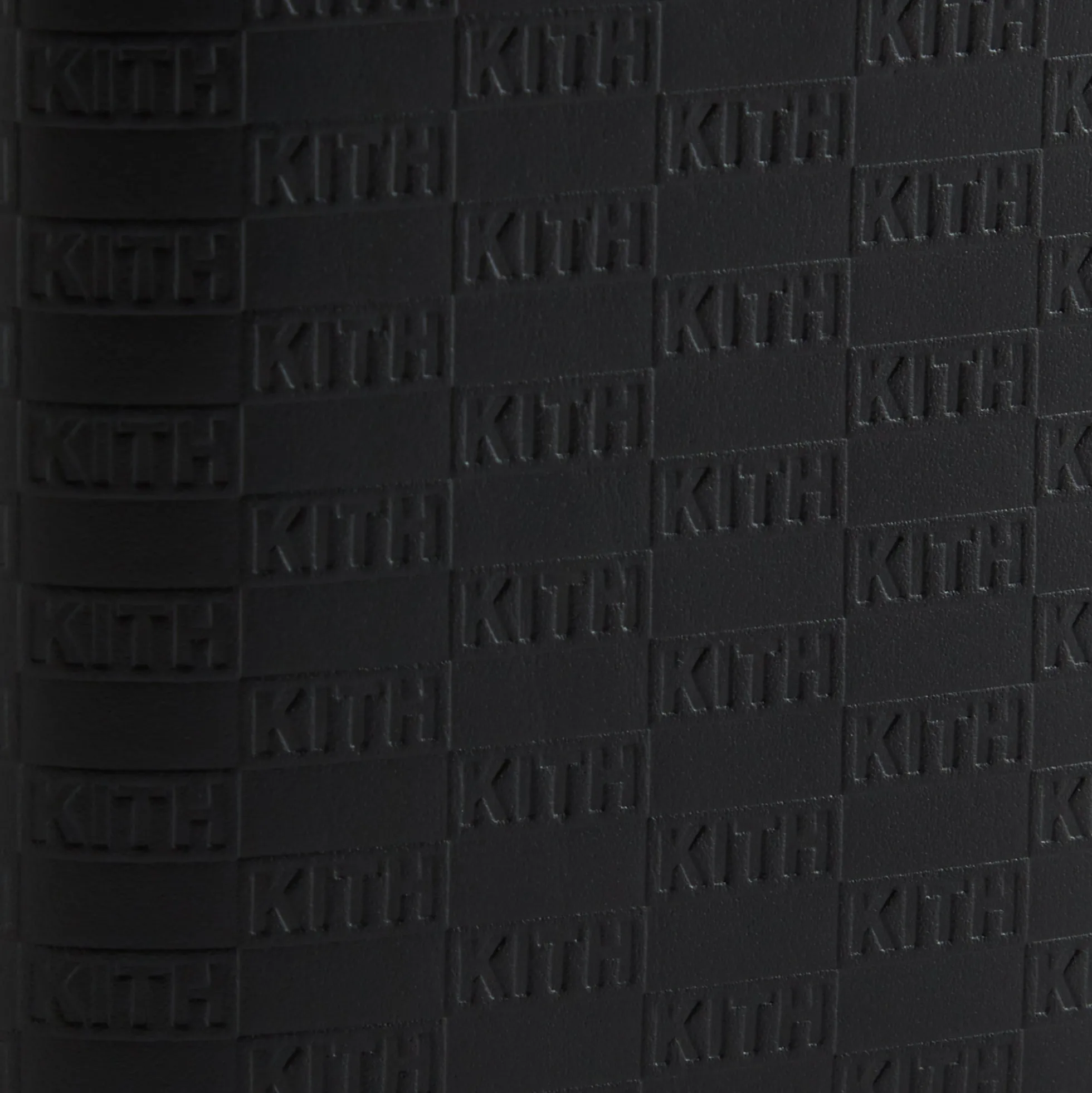 Porte-passeport en cuir monogrammé Kith