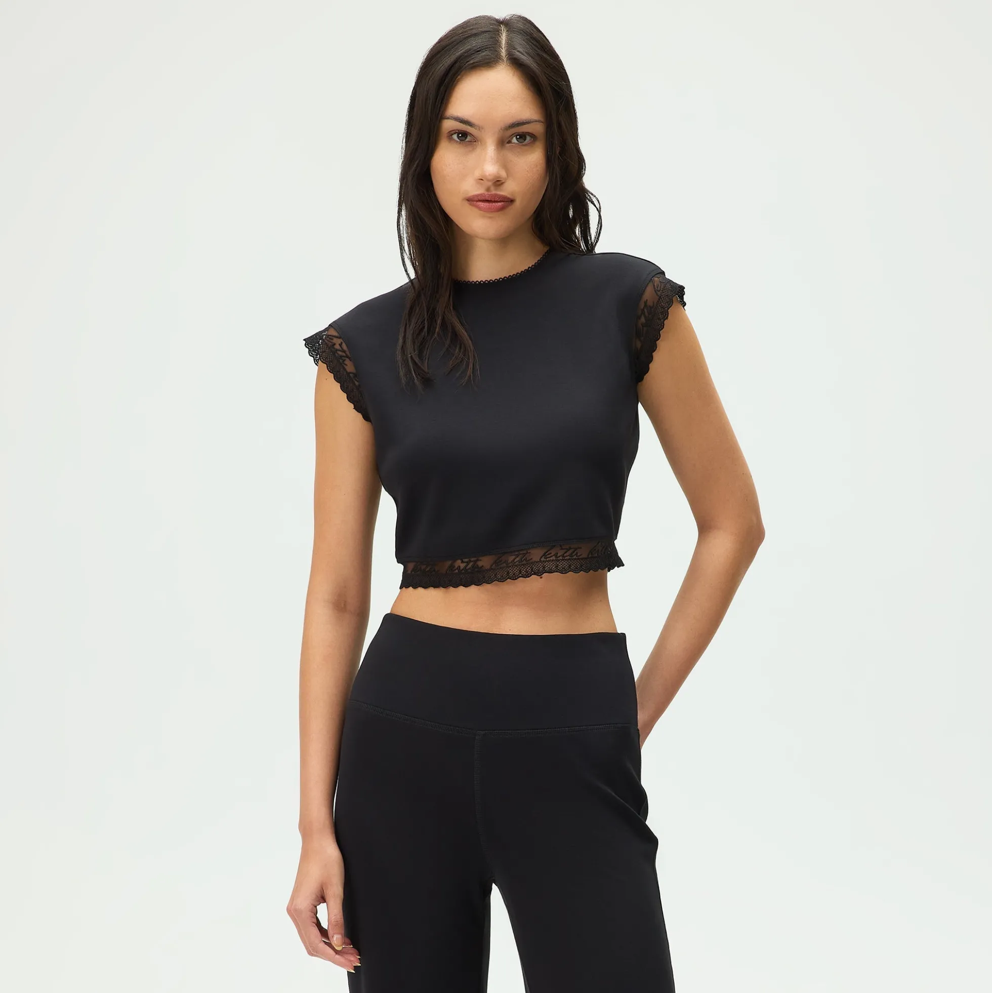 T-shirt court Cara pour femme de Lisa for Kith